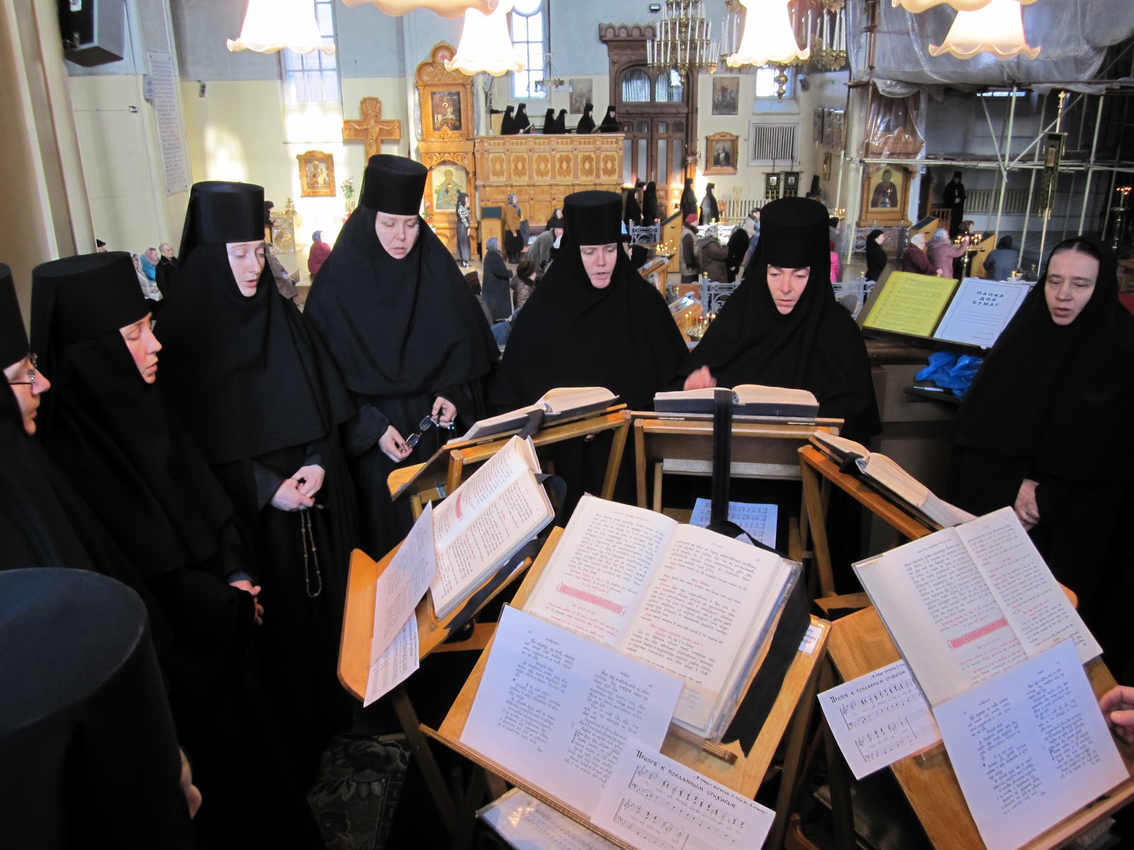 В монастыре есть свой парный хор